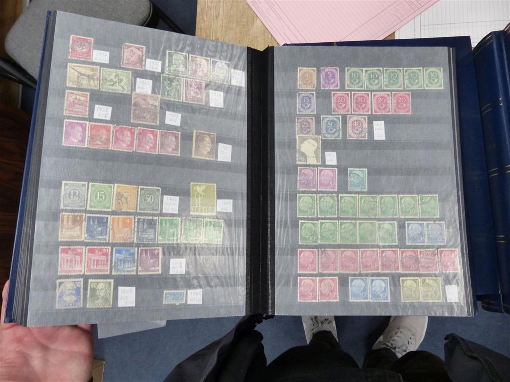 10 stamp albums of World stamps,